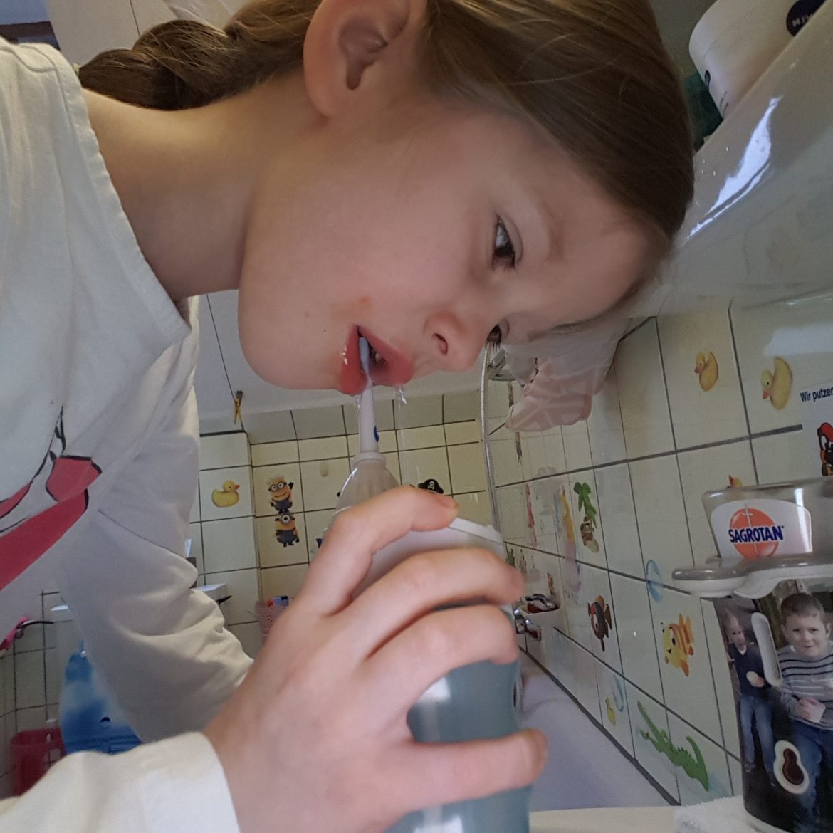 Amon + Finja freuen sich über ihr Zahnpflege-Set