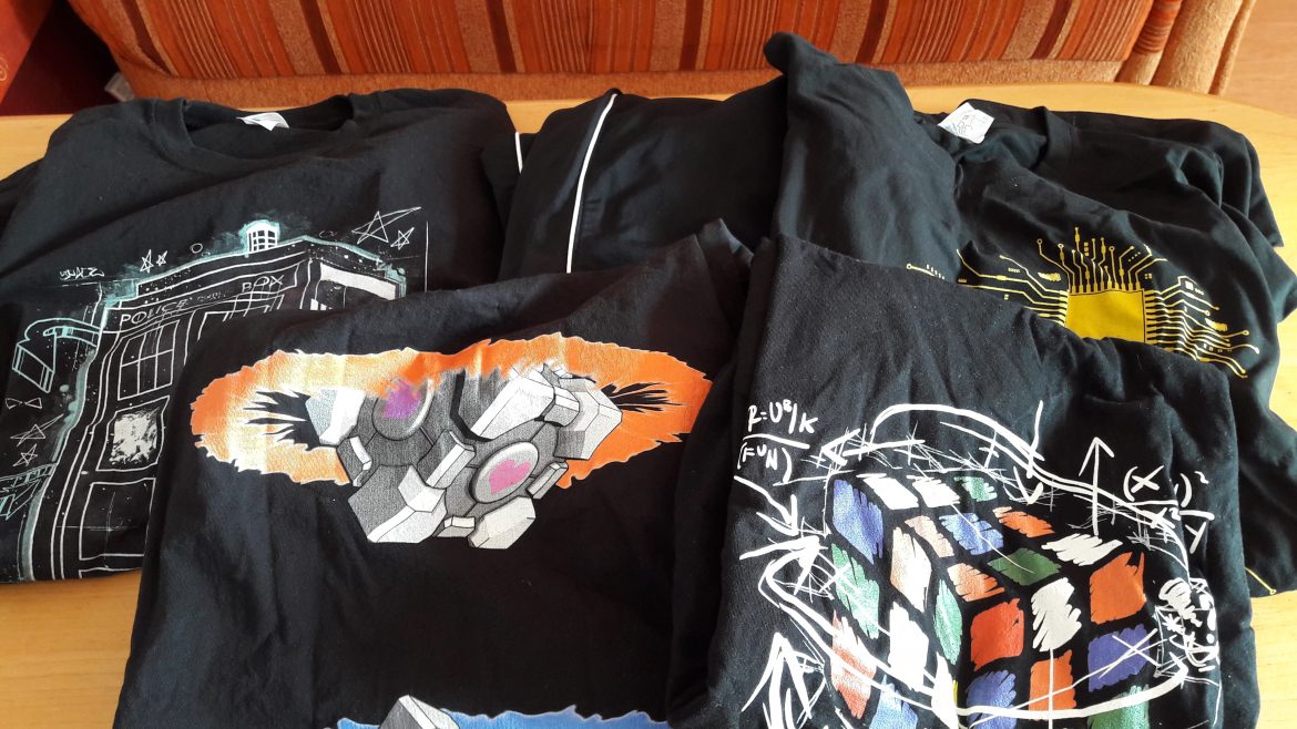 Niklas freut sich über neue Shirts + Hosen