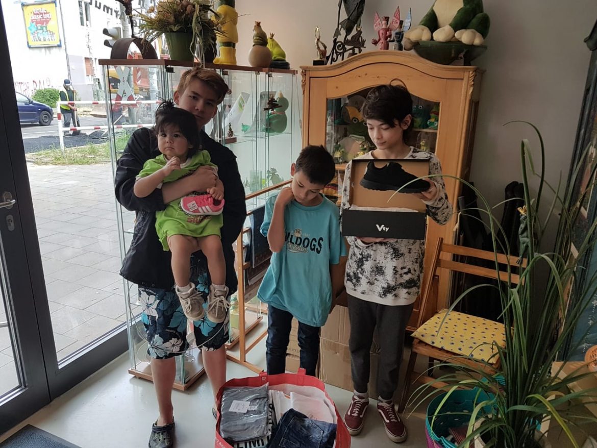 Lebensmittel, Schuhe und Kleidung für eine Groß-Familie