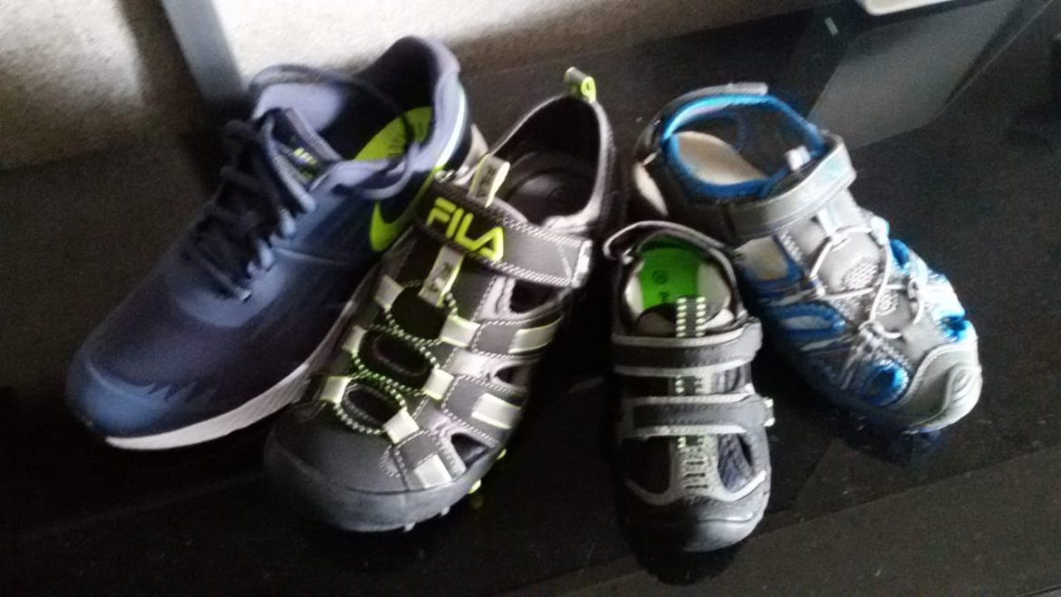 Ein Paar Sommerschuhe für Nikita, Matwey + Miron