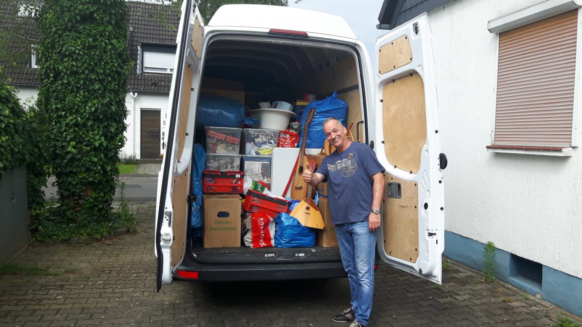 Große Packaktion für unseren Trödelmarkt am 2.6.18