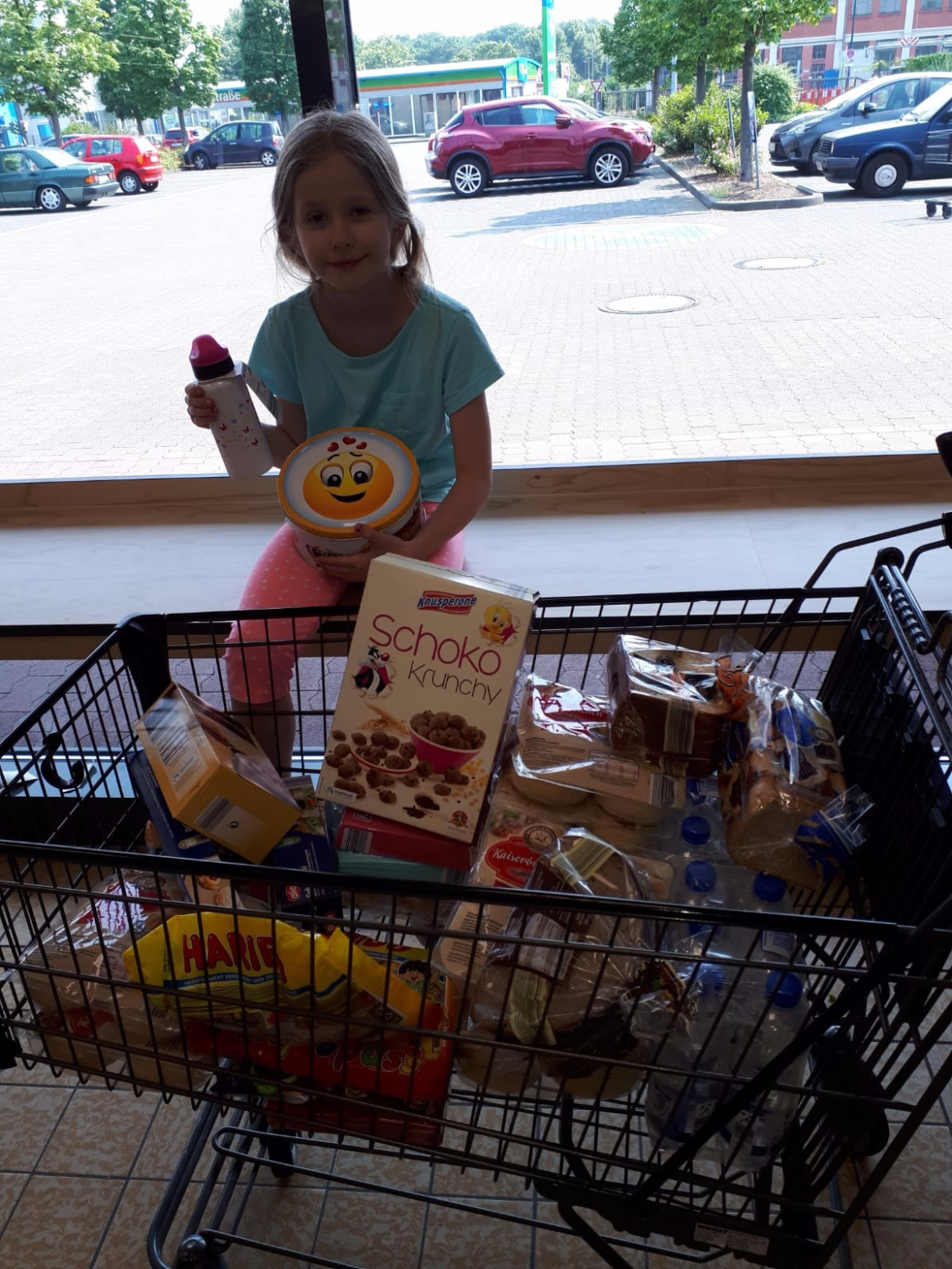 Ein Lebensmittel-Gutschein, als Dank für die große Hilfe beim Trödelmarkt