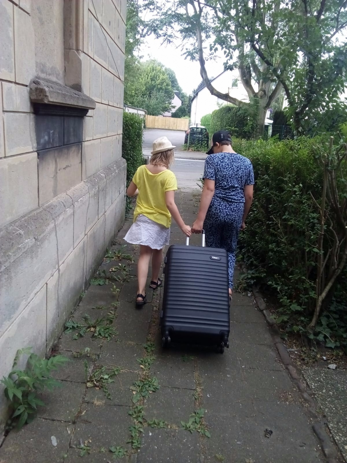 Große Spende! Ferien-Spaß – Giulia + Catherine fahren in Urlaub