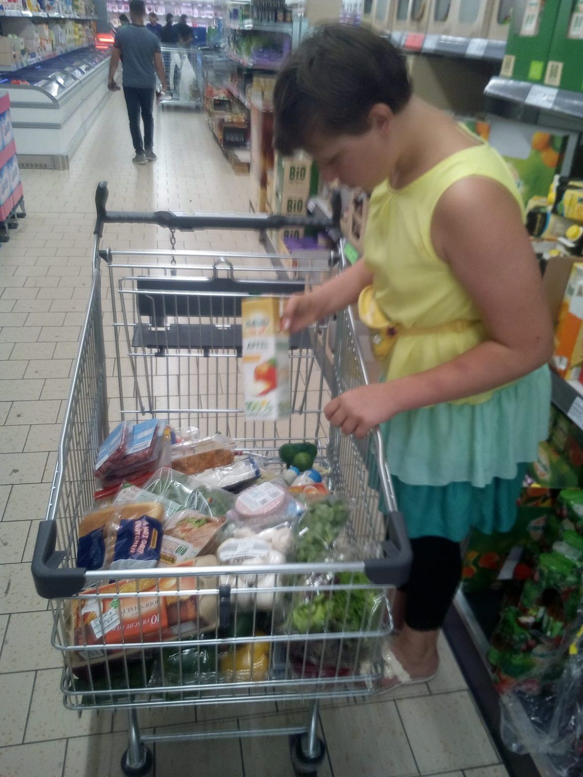 Giulia half beim Einkauf
