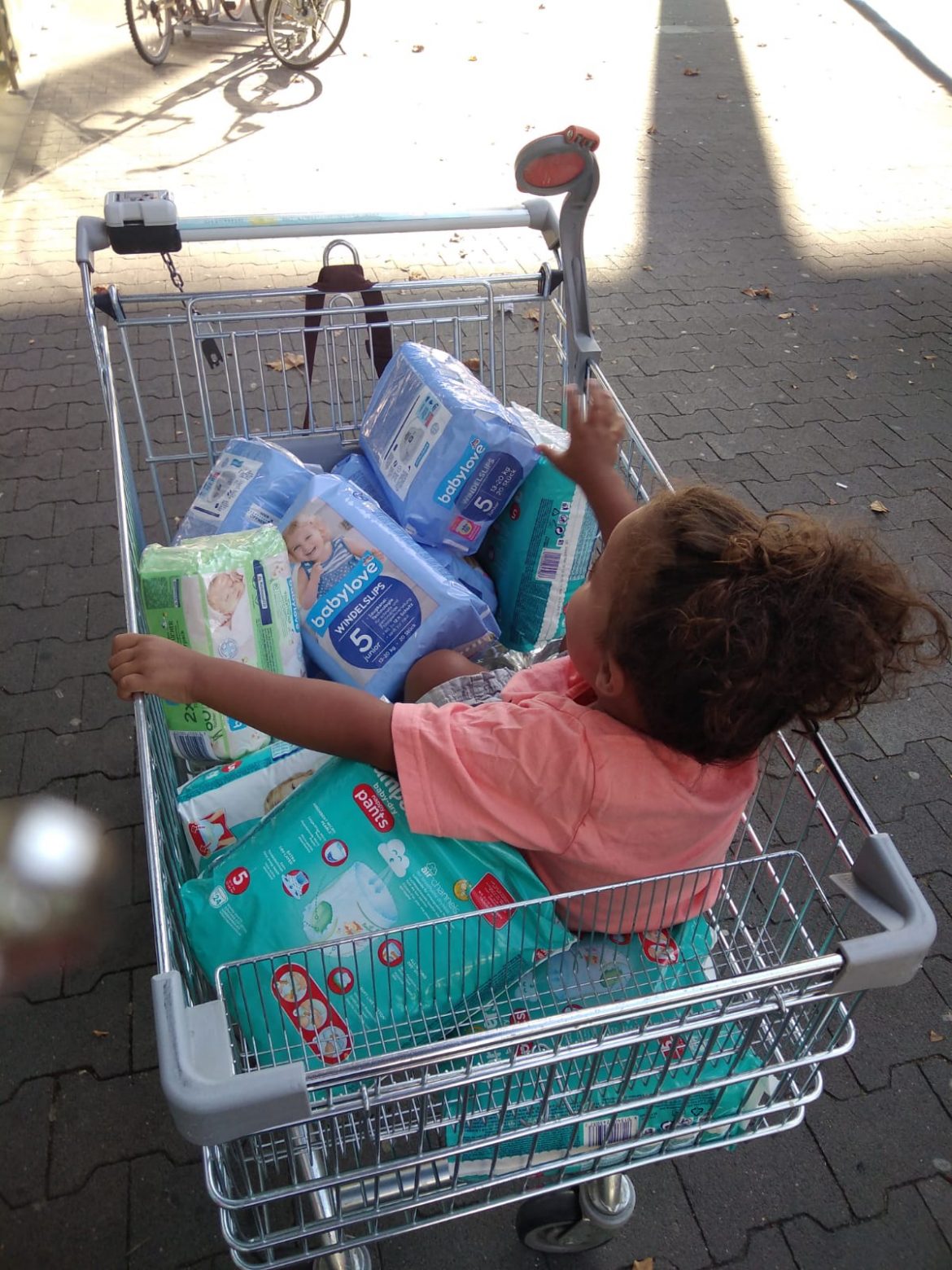 Emma und ihre kleine Schwester bekamen Windeln