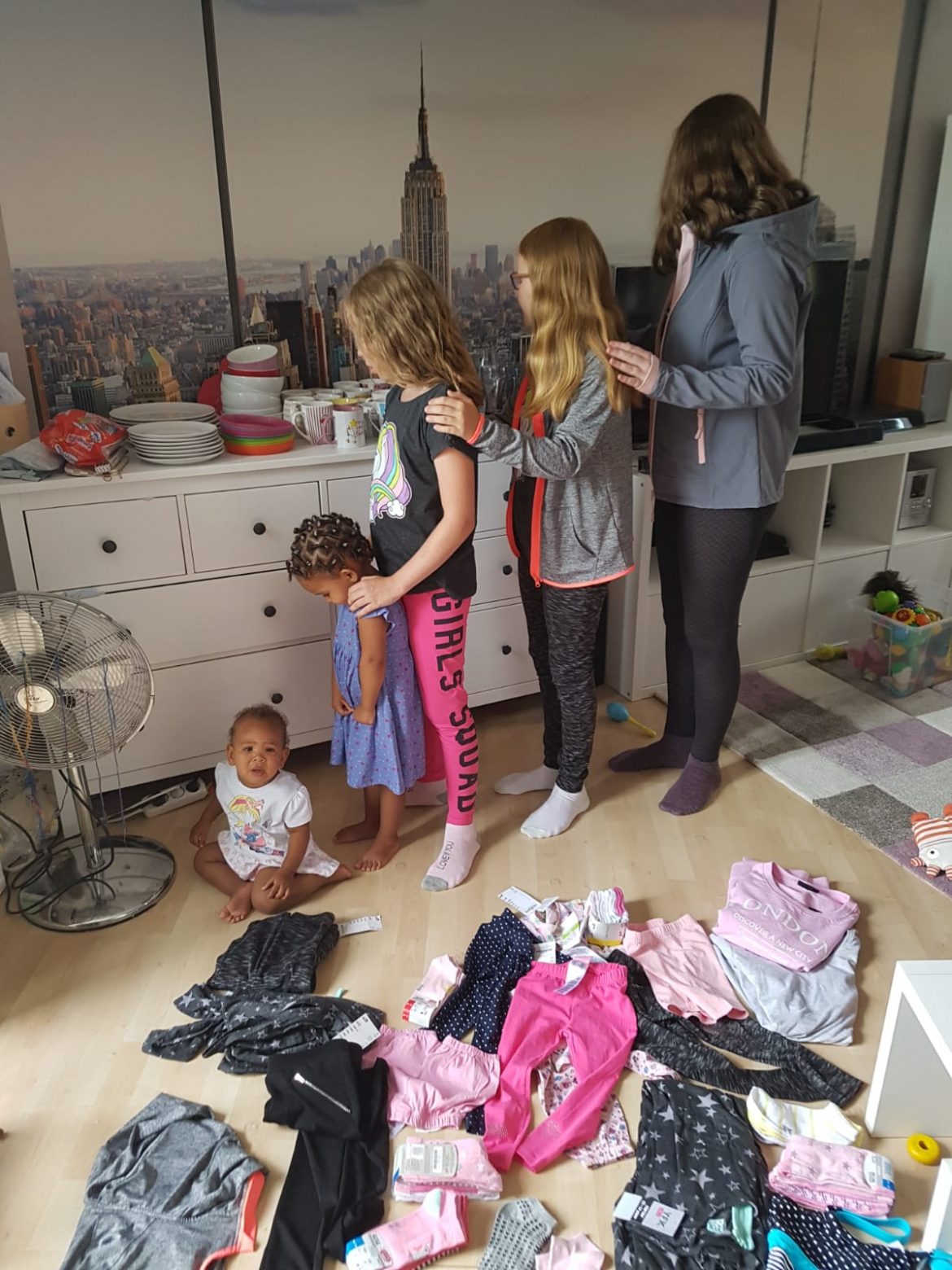 Paula, Klara und ihre 3 Geschwister bekamen neue Sommersachen