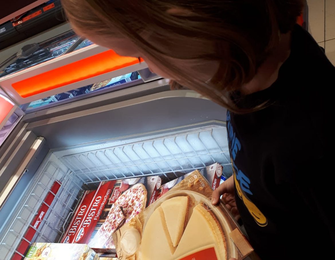 Lebensmittel auffüllen für die Familie von Amon + Finja