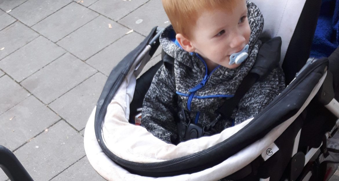 Die Familie von 3 Kindern war einkaufen, Finn-Noel hat geholfen