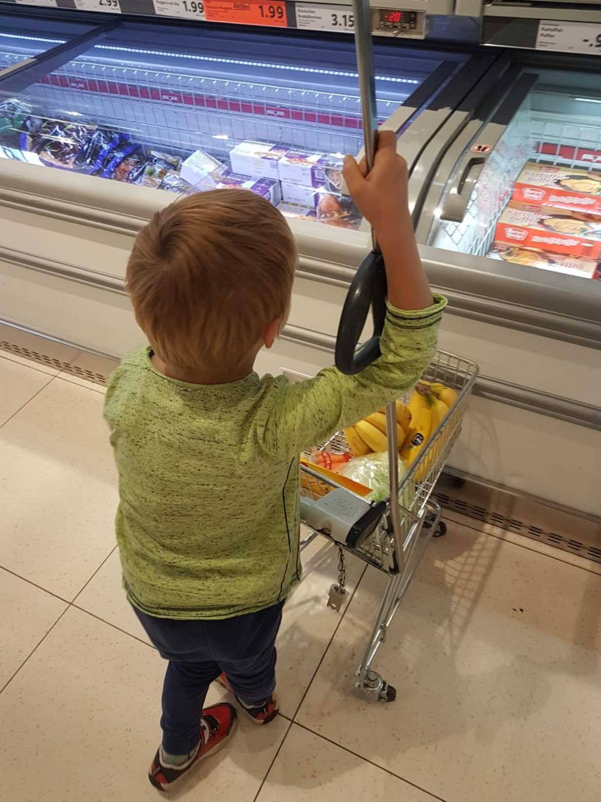 Ein „großer“ geht mit einkaufen