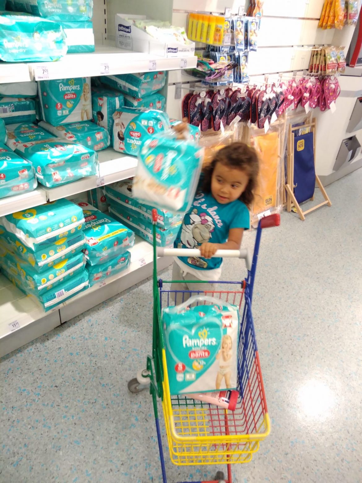 Ein Einkaufskorb voller Windeln für Aida