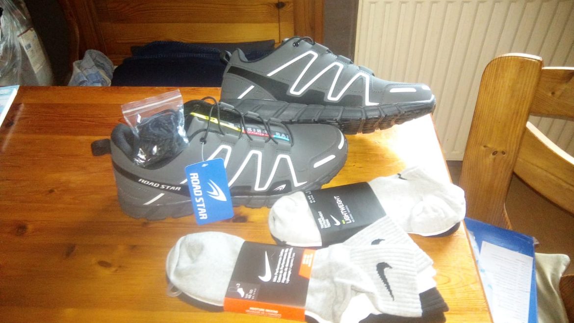 Neue Schuhe für Darius, 14 Jahre und Schuh-Größe 48