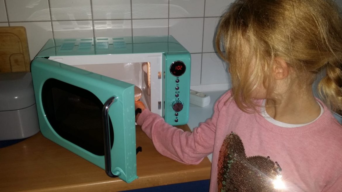 Eine neue Mikrowelle und einen Einkauf für die Familie von Maya