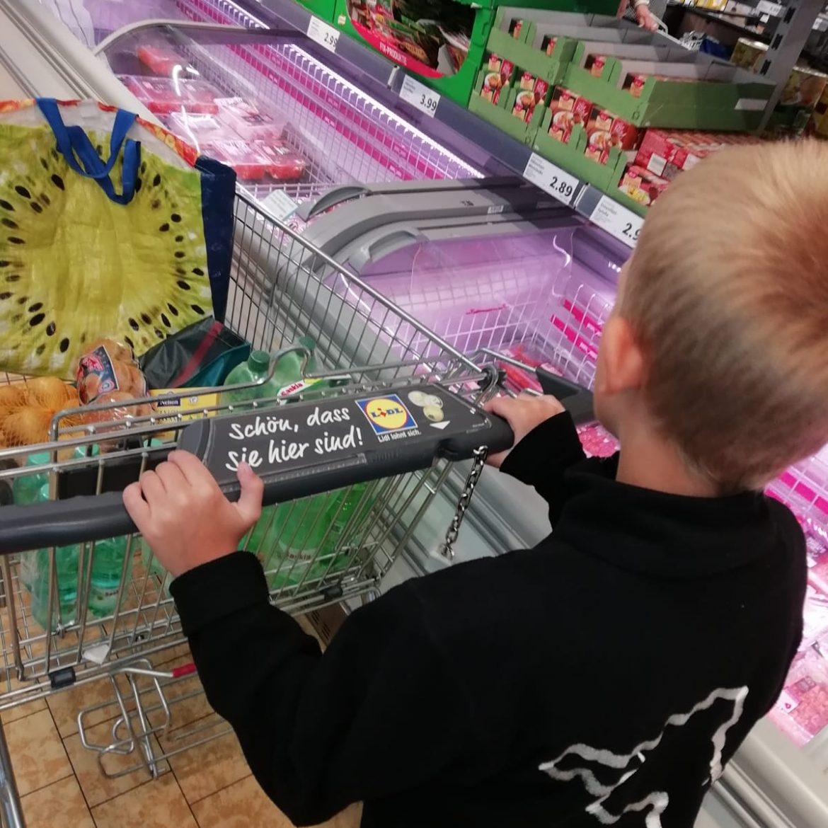 Matwey hat seiner Mutter beim einkaufen geholfen