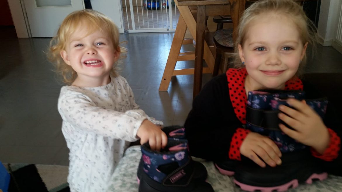 Elena + Isabella sagen Danke an ihre Schuh-Patin, Nadja König