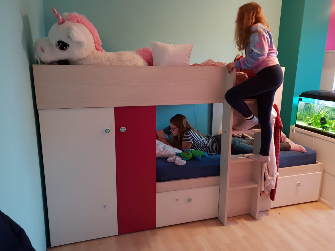 Einen anderen Anstrich, eine neuer Schreibtisch und ein neues Bett für Klara + Elisa