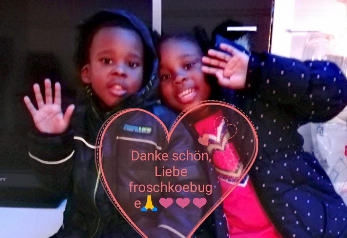 Alicia + Max freuen sich über warme Jacken