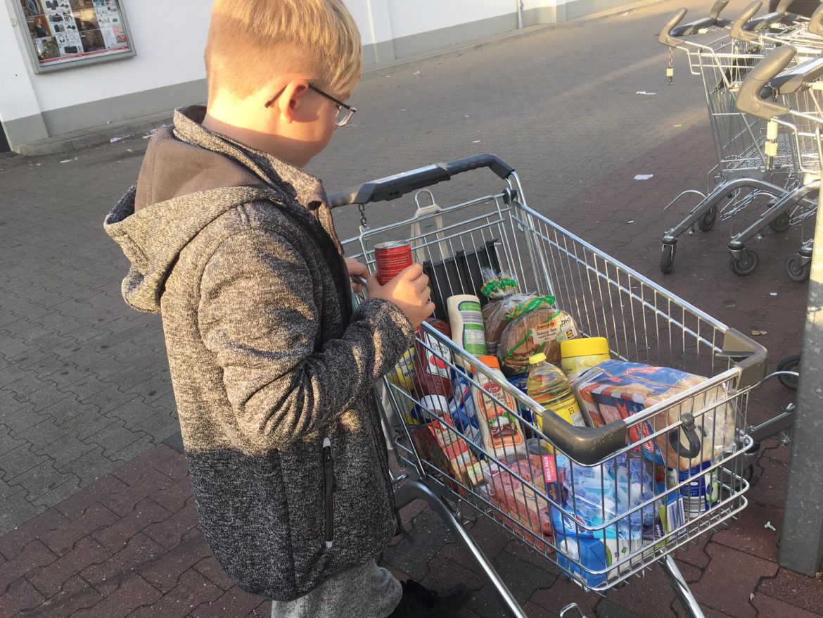 Henry ging mit seiner neuen warmen Jacke einkaufen