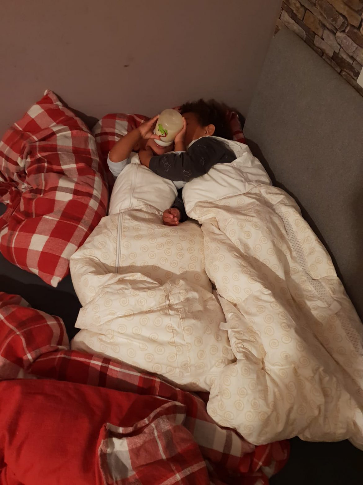 Emma + Jemimah haben neue Kleinkind-Schlafsäcke bekommen