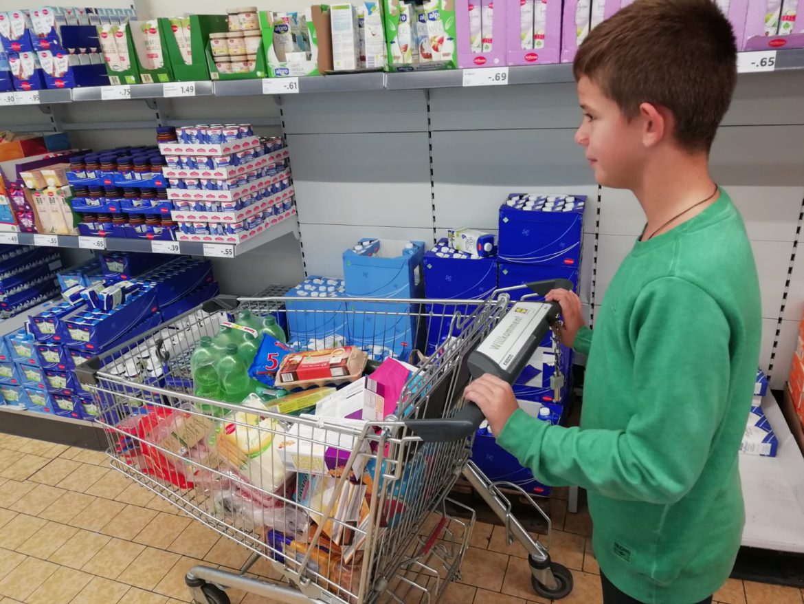 Nikita und Miron haben auch beim Einkauf ihrer Mutter geholfen