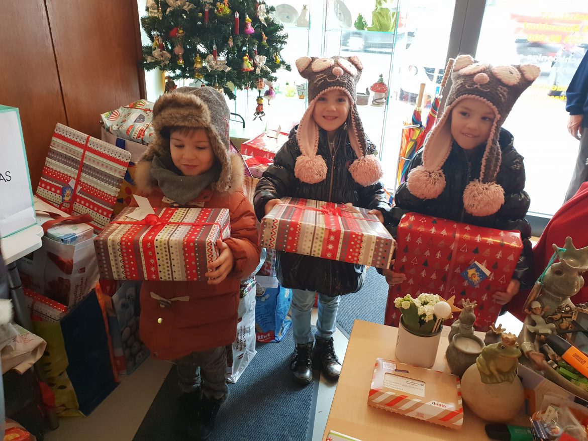 Die Kinder holten ihre Geschenke bei uns ab
