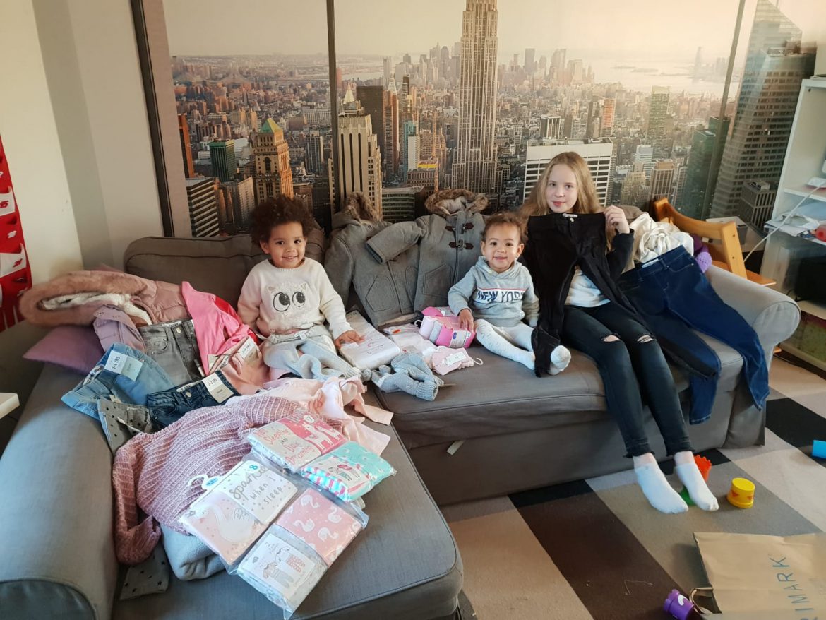 Paula, Klara und ihre Geschwister freuen sich über warme Kleidung