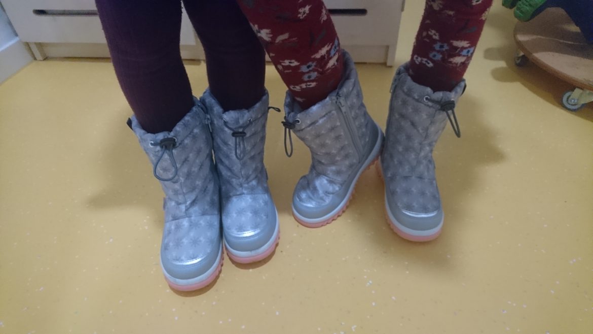 Unsere Zwillinge + ihr Bruder bedanken sich bei der Schuh-Patin