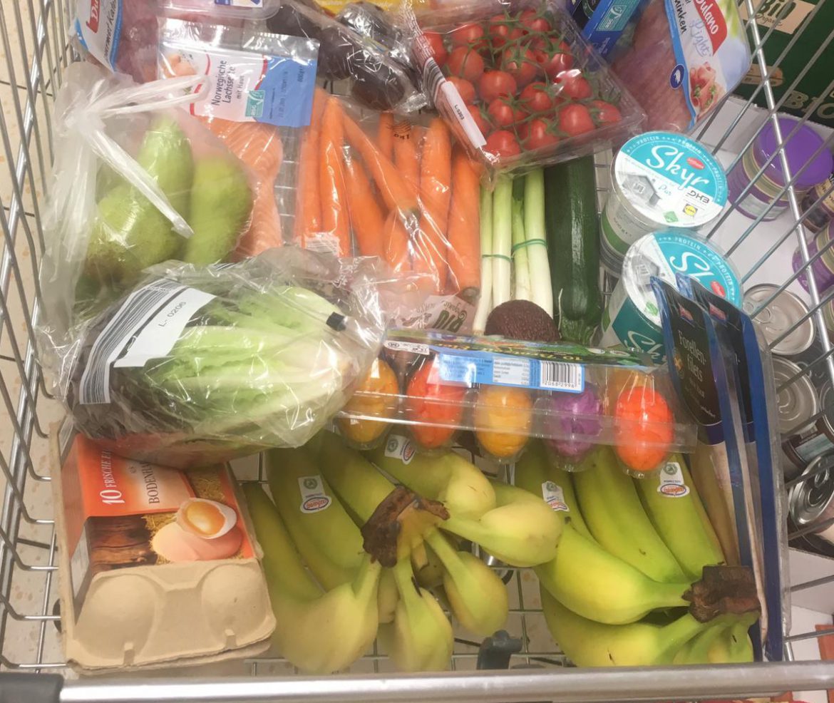 Bei dem Wetter braucht die Familie frisches Obst und Gemüse