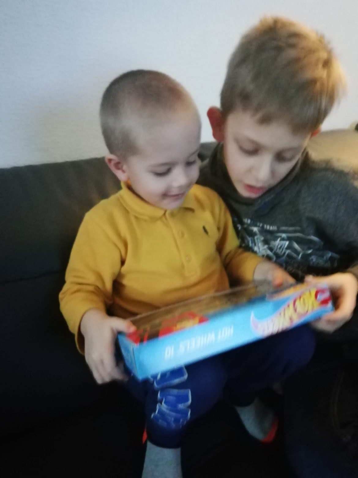 Ein übriggebliebenes Weihnachtsgeschenk für Matwey + Miron