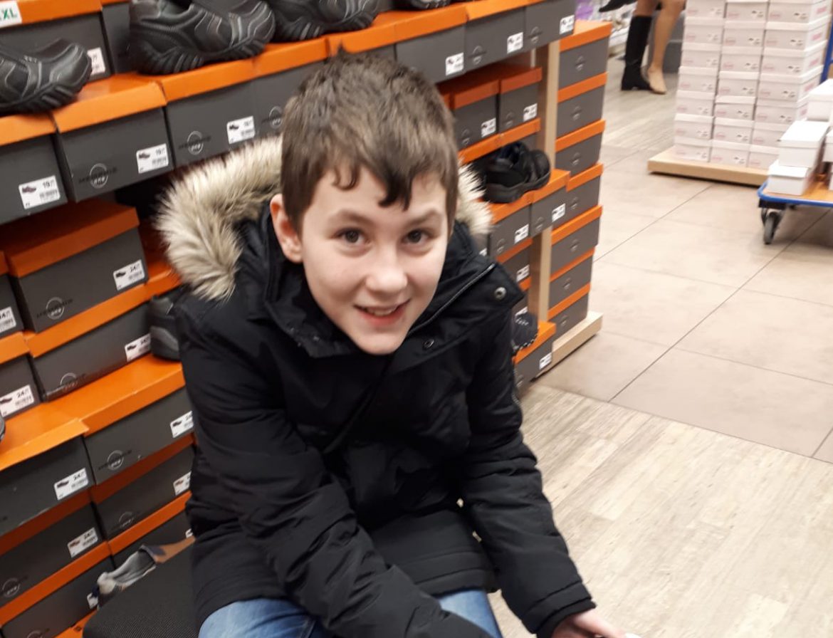 Amon’s Füße wachsen und wachsen – Dank der Schuh-Patin, Nadja König, konnten wir schnell helfen