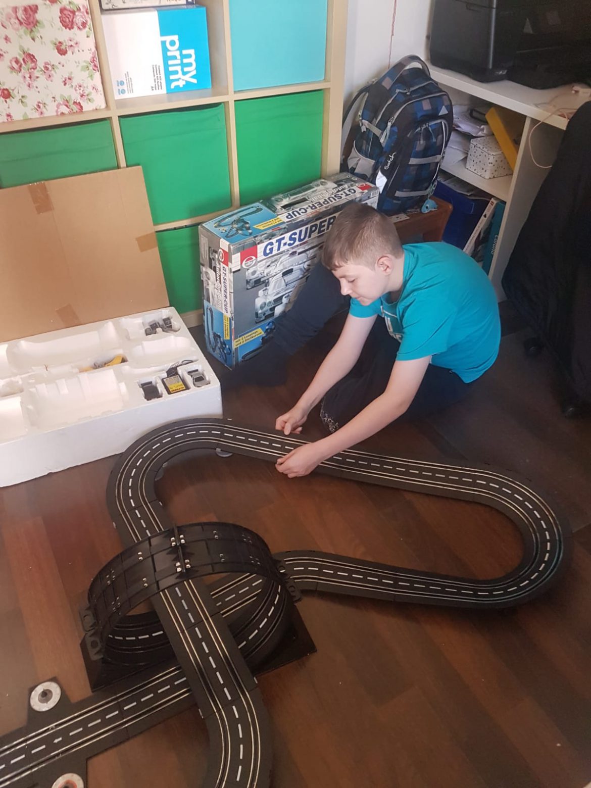 Amon strahlt und sagt DANKE an den Spender