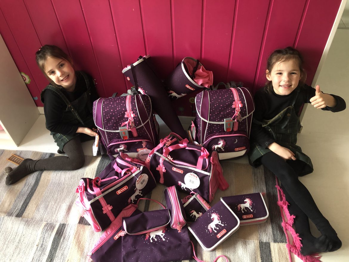 Zwei die es nicht erwarten können in die Schule zu kommen