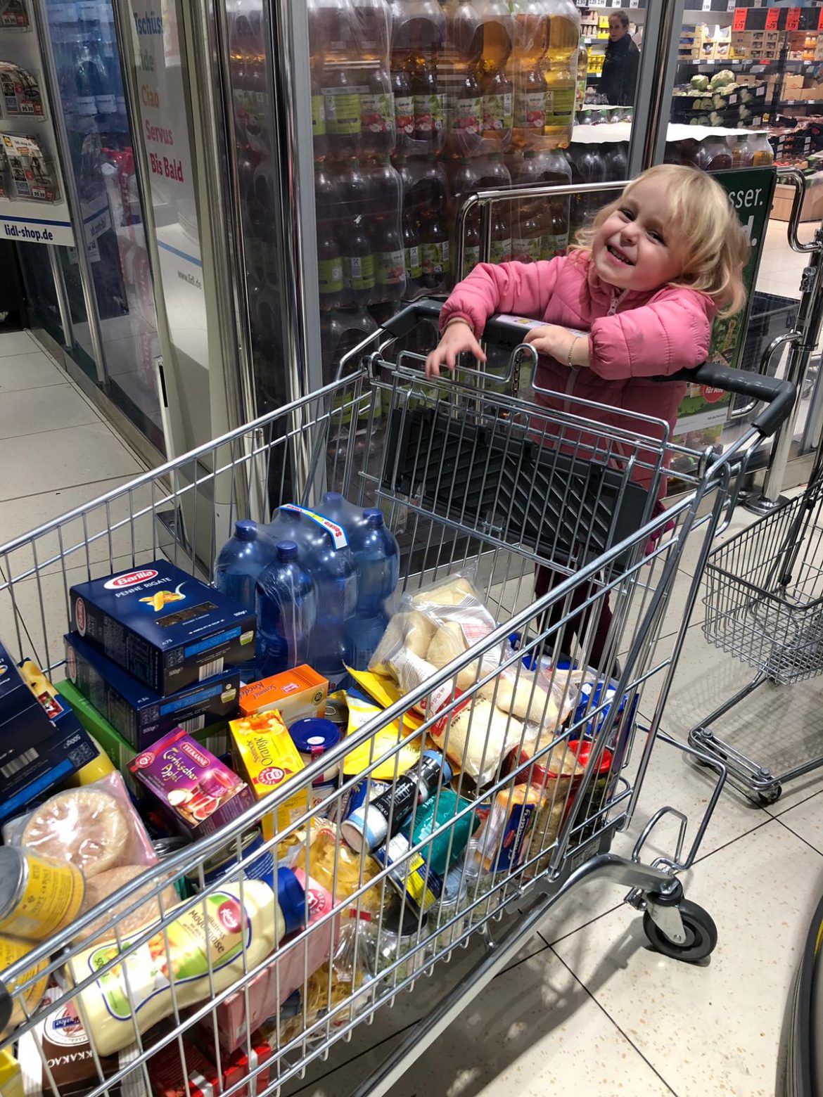 Lina hat beim Einkauf geholfen