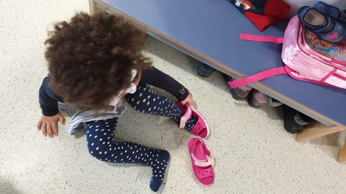 Emma freut sich über ihre neuen Sandalen