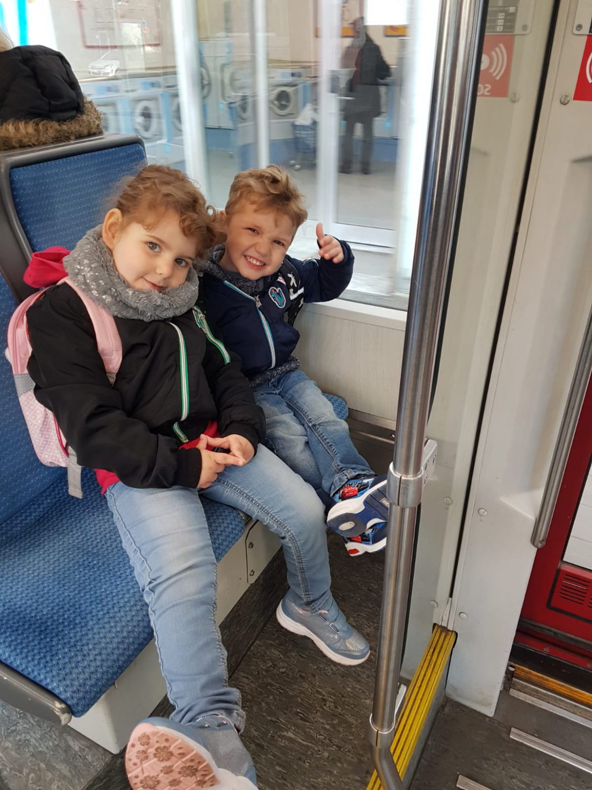 Jason-Maximilian + Joanna-Sophie freuen sich über ihre neuen Schuhe