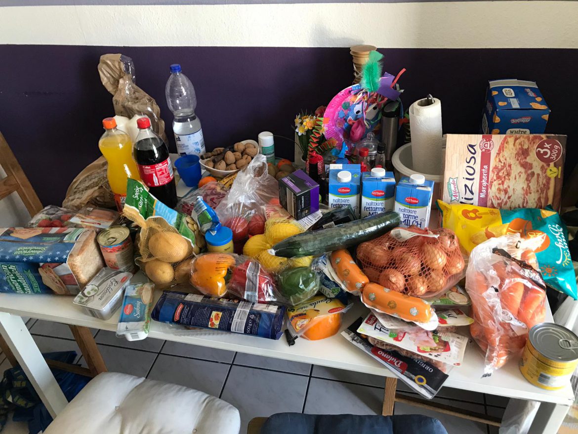 Roberts + Leos Mama bat auch um Hilfe beim Lebensmittel-Einkauf