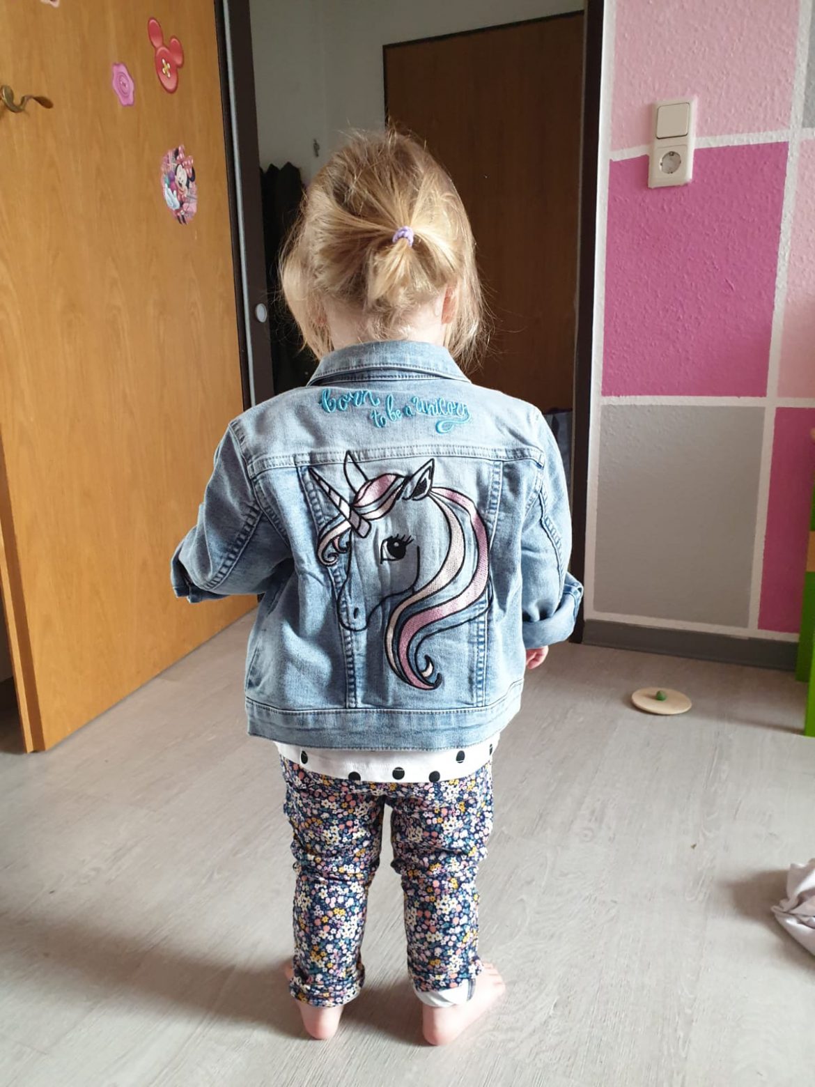 Nun kann auch Elly in ihren neuen Sachen strahlen