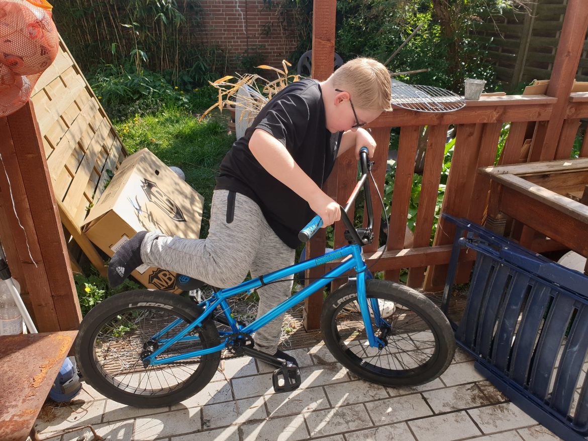 Henry strahlt…..endlich sein Fahrrad ist da