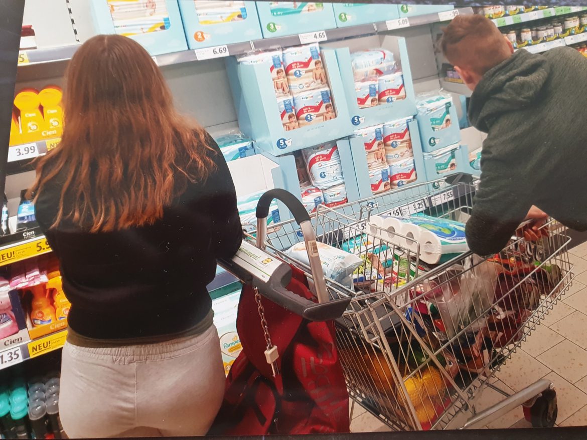 Lebenmitteleinkauf von Mutter Nadine für die Familie