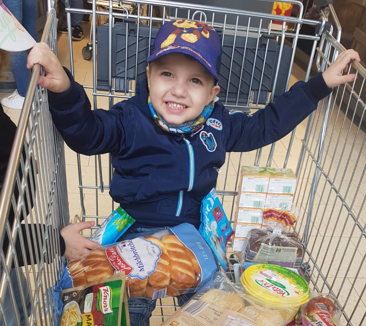 Jason freut sich mit einkaufen zu gehen