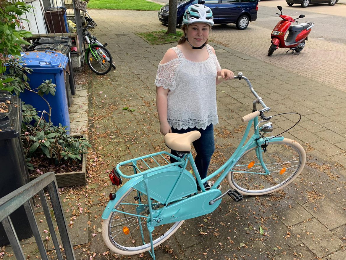 Johanna und Matilda haben jetzt auch ihr neues Fahrrad