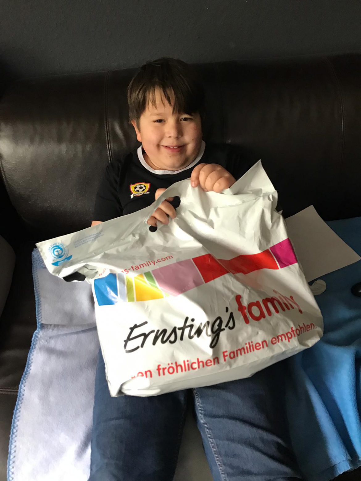 Max + Leo freuen sich über ihre neuen Sommersachen