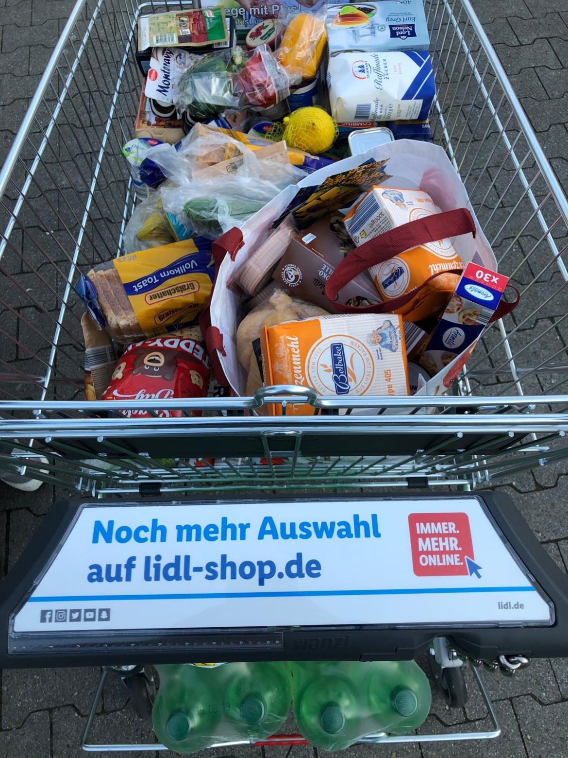 Familie mit 4 Kindern war einkaufen