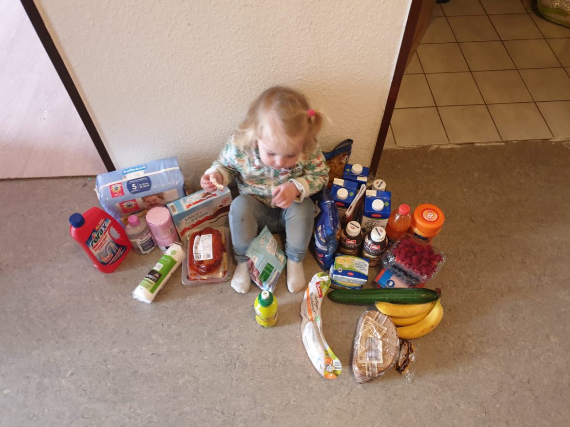 Elly freut sich über so viele leckere Sachen