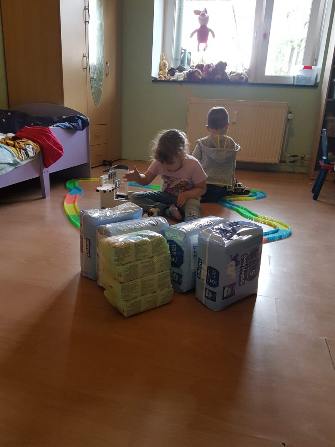 Jason und Joanna bekamen einen Vorrat an Windeln und von den Schuh-Paten Sandalen