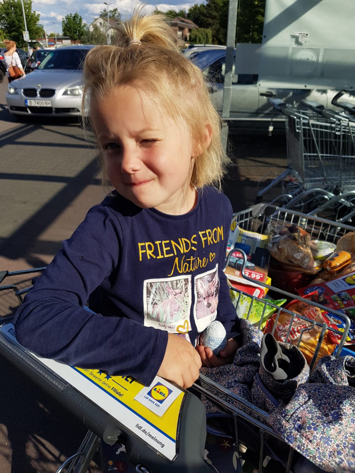 Mia hat ihrer Mama beim Einkauf geholfen