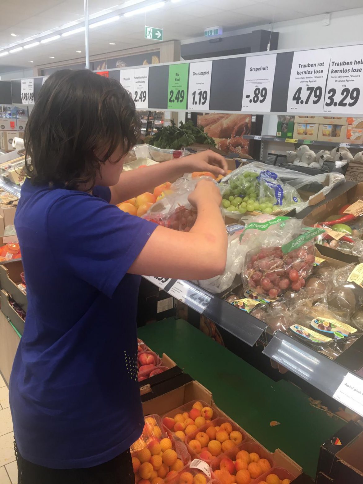 Giulia und Catherine haben beim Einkaufen geholfen