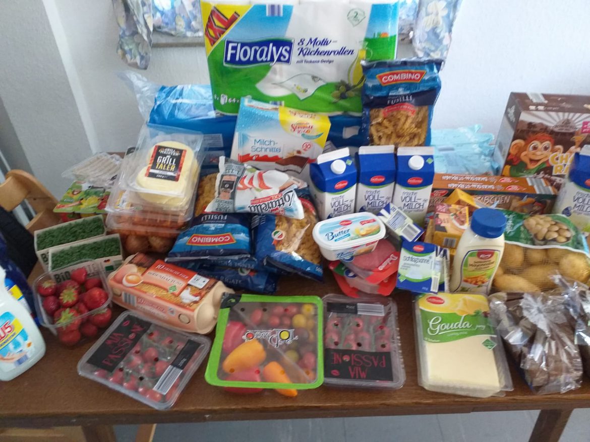 Auffüllen der Vorräte bei der Familie von Elena + Isabella