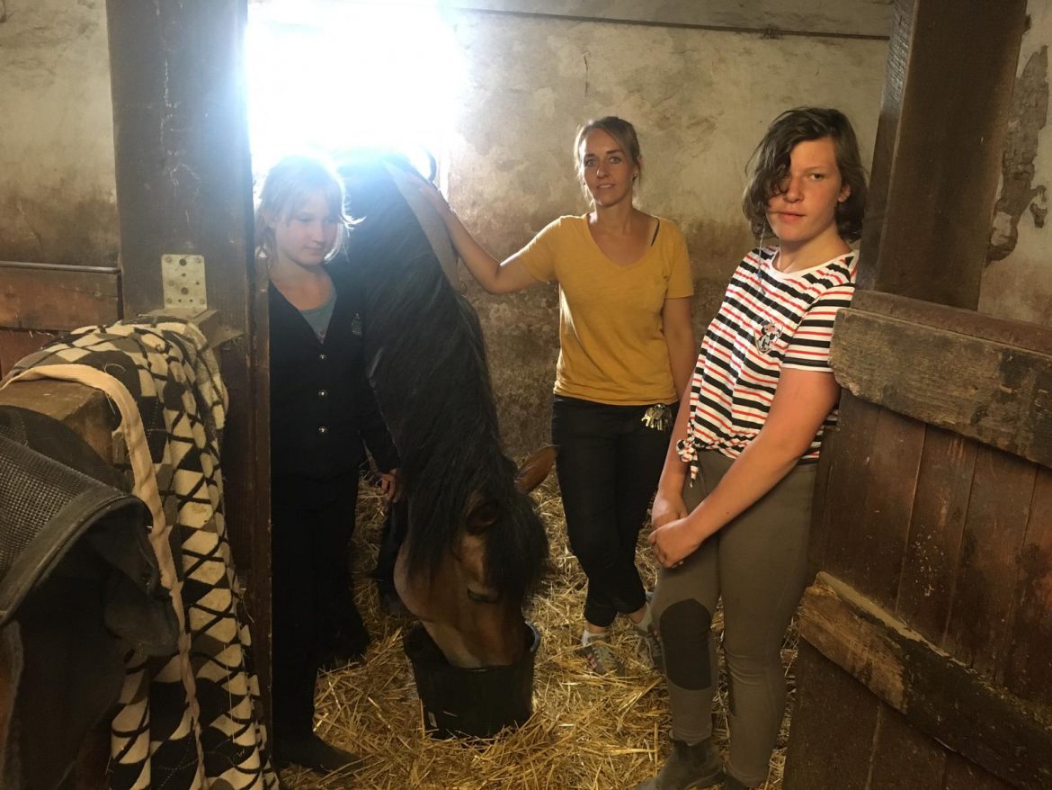 Kinderbauerhof Niederheid spendet 1 Woche Reiterferien für Giulia + Catherine