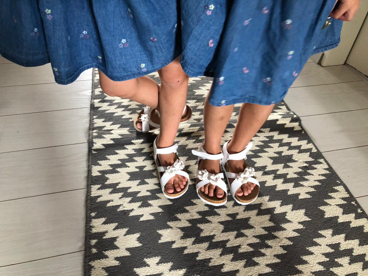 Neue Schuhe und 1 Eis-Paket für die Zwillinge und ihre Geschwister