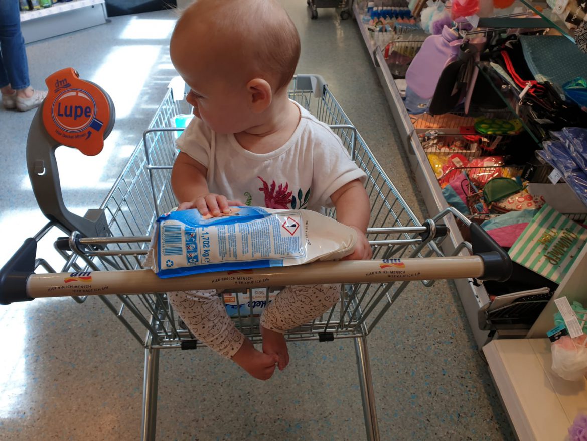 Pia saß das 1. Mal im Einkaufskorb
